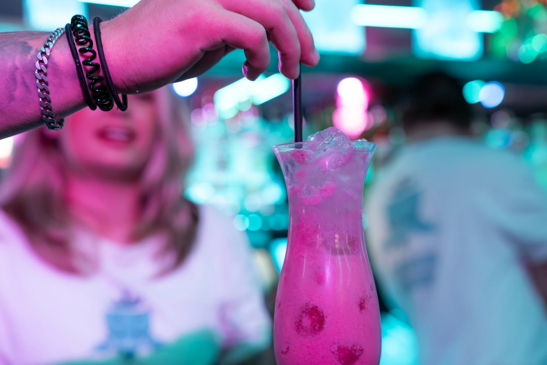 Färdig cocktail garnerad av elev
