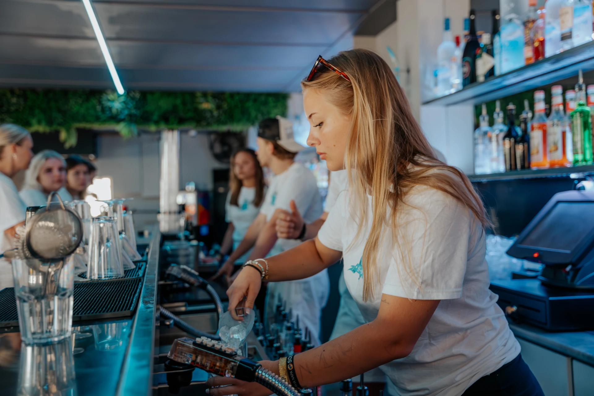 Elev bakom baren under bartenderkursen