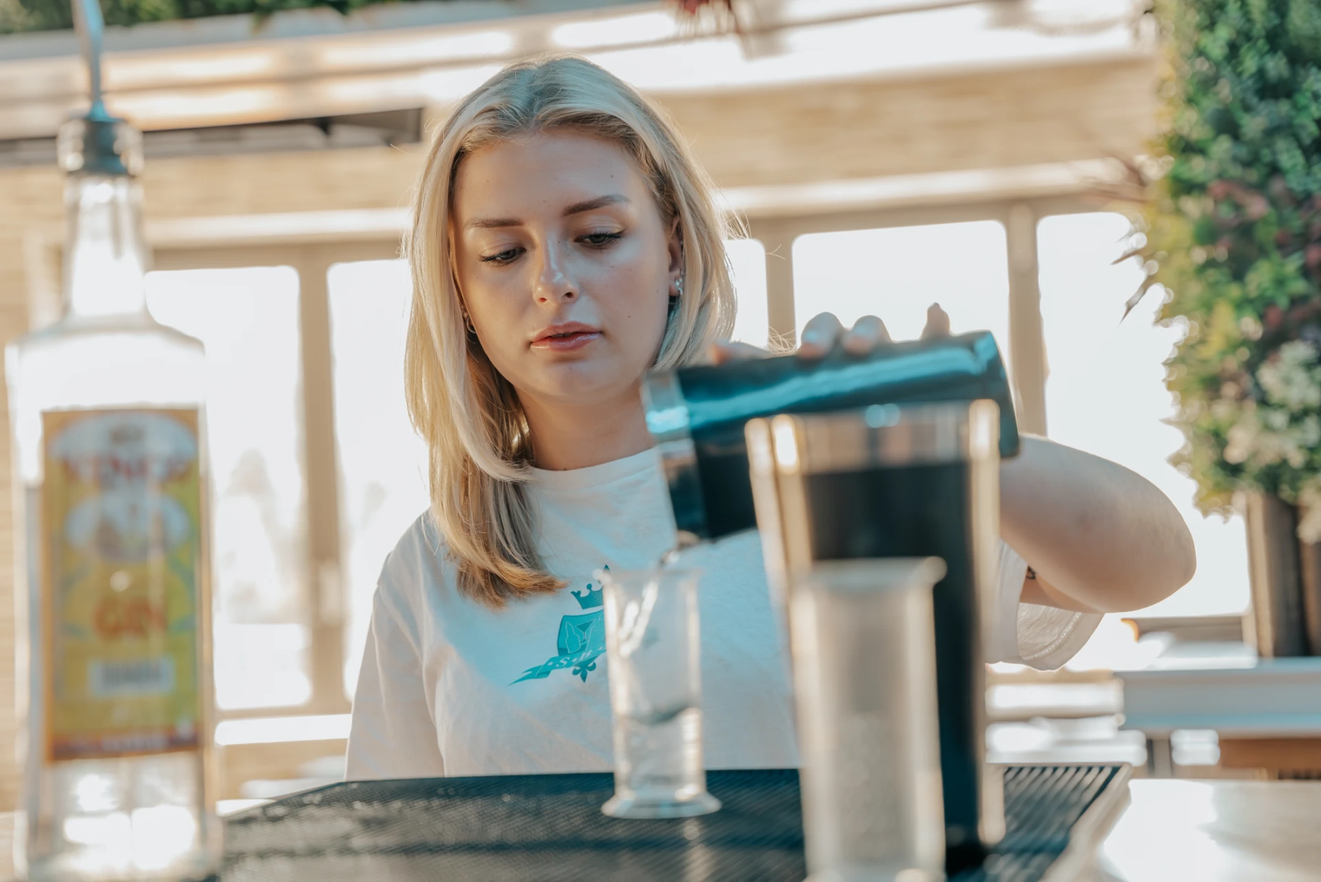 Elev häller upp en drink