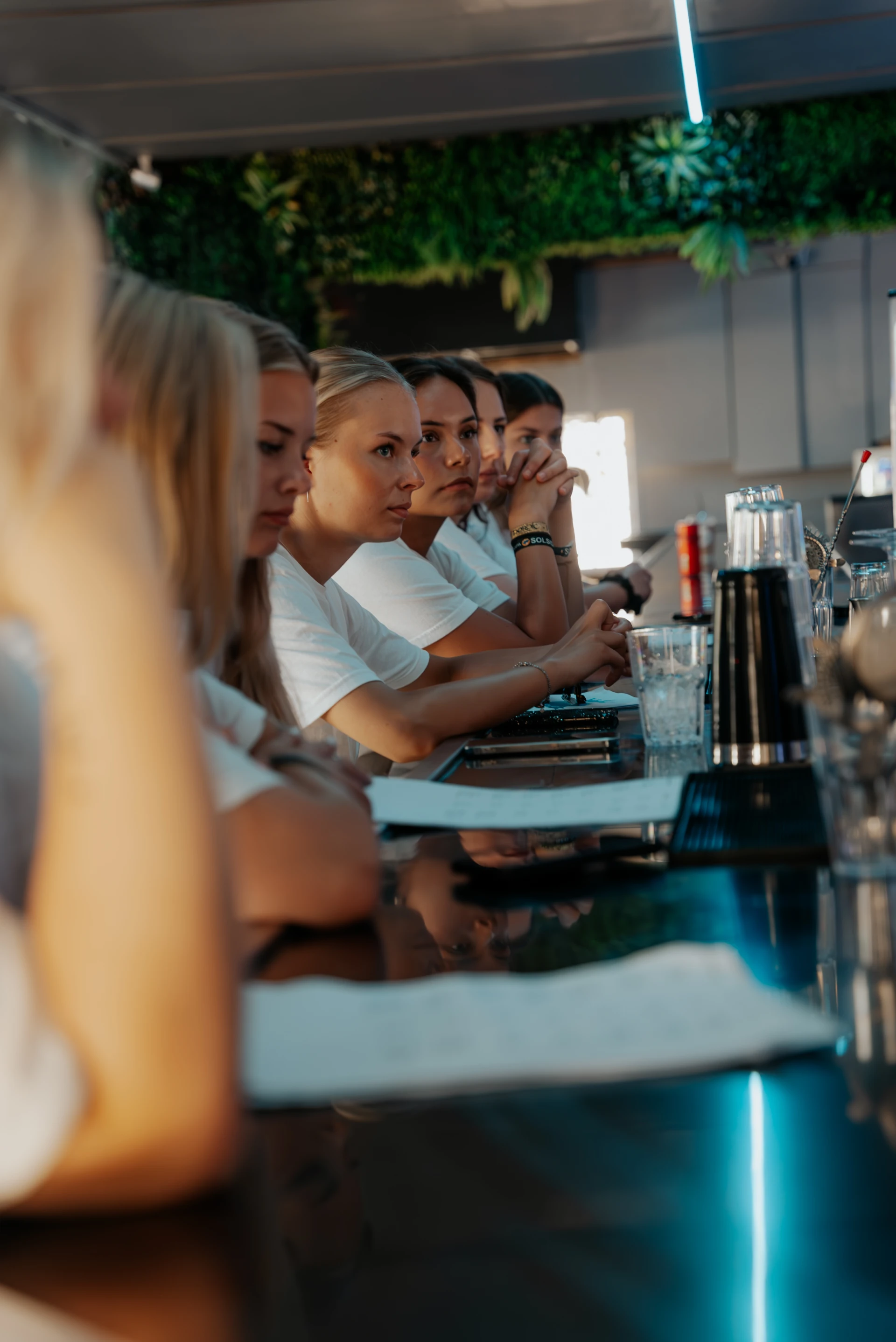Elever samlade vid baren i Ayia Napa